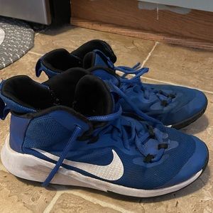 Blue/white Nike boys sneakers size 4